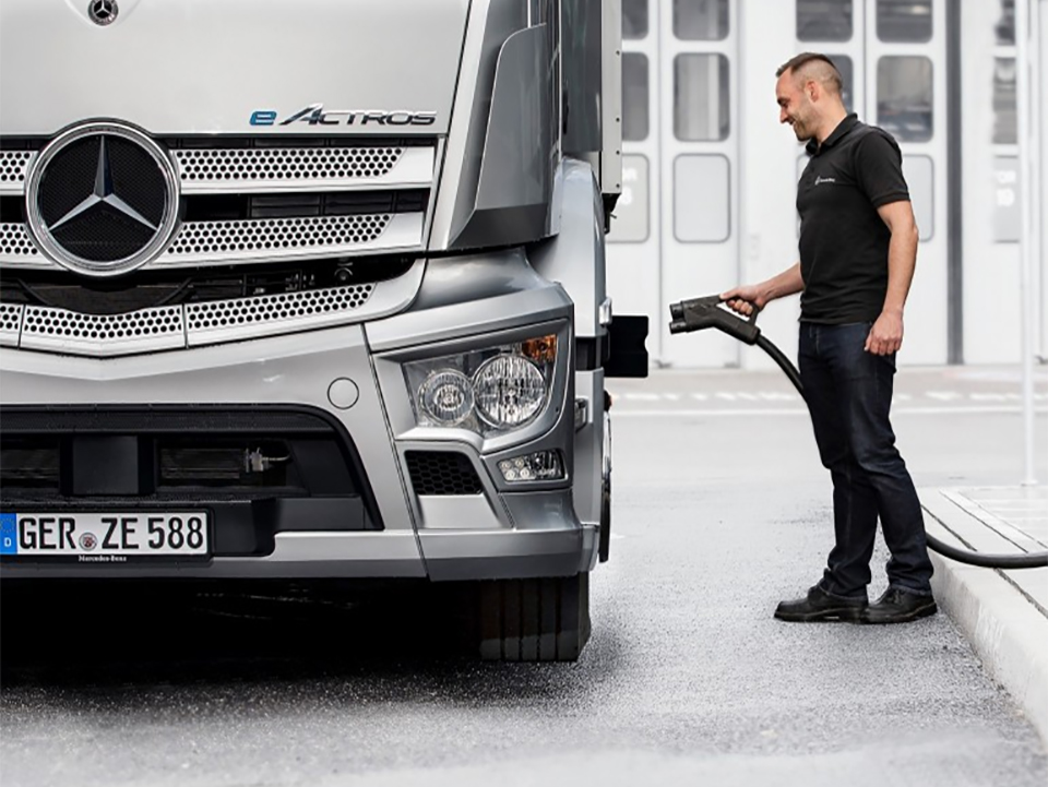 Elektrische mobiliteit: Mercedes-Benz Trucks gaat strategisch partnerschap voor laadinfrastructuur aan met Siemens Smart Infrastructure, ENGIE en EVBox Group