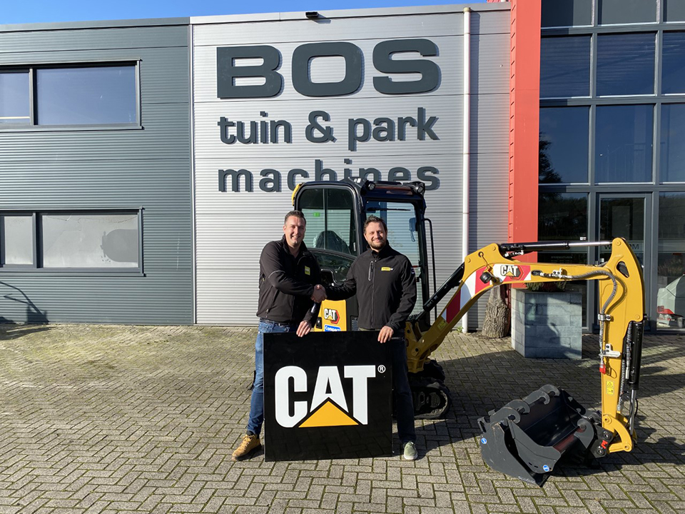 Pon Equipment en Bos Sneek gaan samenwerking aan voor Cat compacte machines in Friesland.