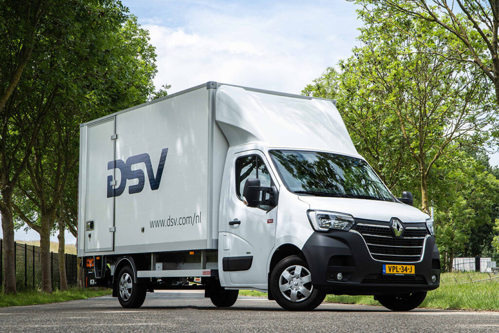 DSV zet stappen in duurzaamheid met eerste Renault Trucks E-Tech Master chassis cabine